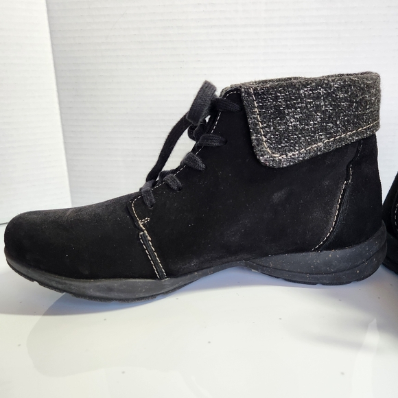 Clarks Roseville Black Suede Laced Ankle Booties Womens 9.5 - Picture 9 of 12